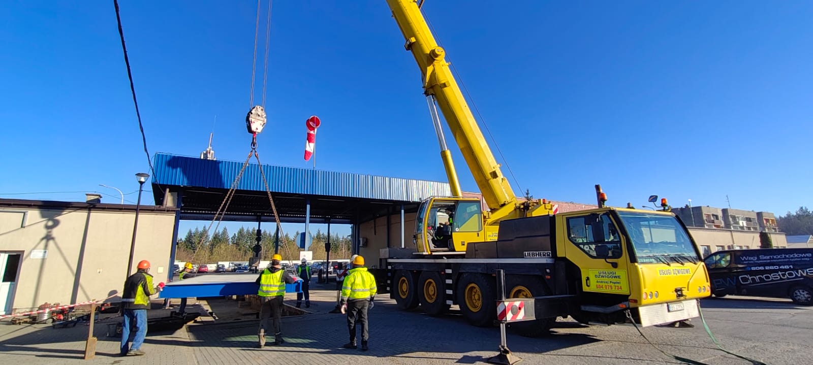 Dźwig Liebherr 70 ton przy montażu zbiorników przemysłowych